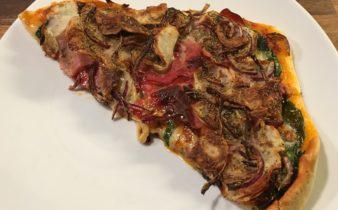 Pizza med spinat, kartofler og røget skinke