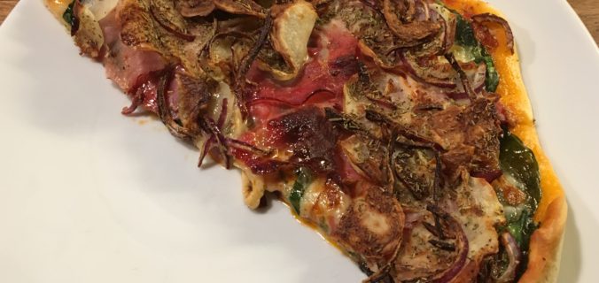 Pizza med spinat, kartofler og røget skinke