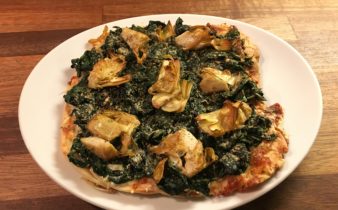 Pizza med spinat og artiskokker