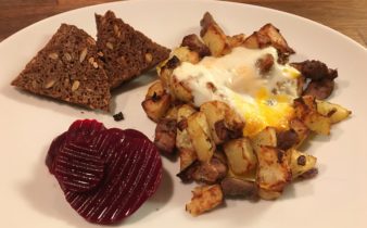 Biksemad med rødbeder, æg og sprøde rugbrøds chips