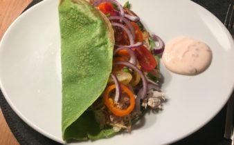 Spinat pandekager med kylling, grønt og yoghurtdressing