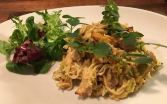 Mørbrad i karrysauce med porrer og nudler