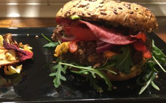 Fuldkorns burger med hakkebøf, avokado creme og magert røget skinke