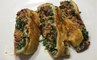 Gratineret kartoffelrulle med hakket oksekød, spinat og ricotta