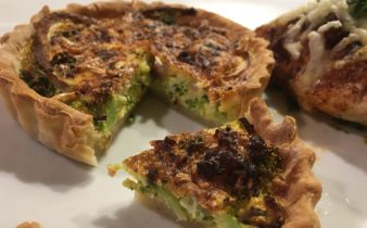 Mini grøntsagstærter med broccoli og løg