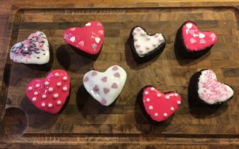 Chokoladekage hjerter med glasur og pynt