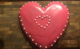 Stort chokoladekage hjerte med glasur og pynt