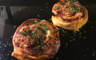 Pizzasnegle med kartofler, røget skinke, ananas og rosmarin