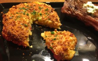 Panerede kartoffelmos medaljoner med persille, bacon og cheddar