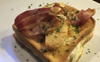 Brunch toast med skinke, æg og bacon