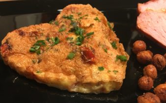 Bagte mini tærter med tomater i æg, parmesan og krydderurter