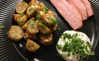 Bagte jordskokker med yoghurt dressing og persille