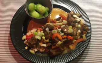 Thai oksefilet strimler med rød karrypasta i kokosmælk med agurke kugler og ris
