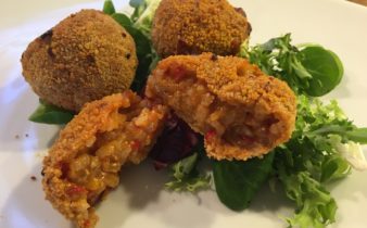 Friterede risotto kugler med grøntsager