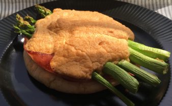 Souffle brød med skinke og asparges