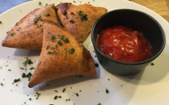 Tortilla trekanter med hakket oksekød, ost og salsa