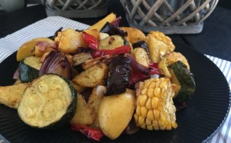 Grøntsags symfoni med blandet grønt og frisk ananas