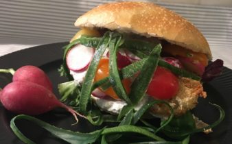 Pitabrød med kylling farserede løgringe, tzatziki og radiser