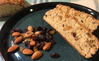 Hurtigt brød med nødder og tørret frugt (skal hverken hæve eller æltes)