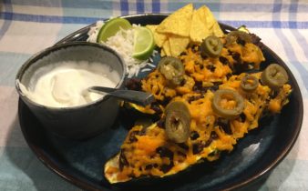 Fyldte squash med chili con carne, cheddar ost og jalapenos