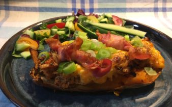Fyldte søde kartofler med BBQ kylling, baconknuder, cheddar og forårsløg