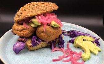 Fiskeburger med grillet spidskål, avocado og lynsyltede rødløg