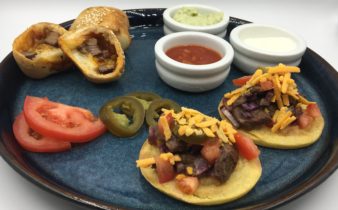 Mexicansk tapas med mini steak burgers og små majs tortillas