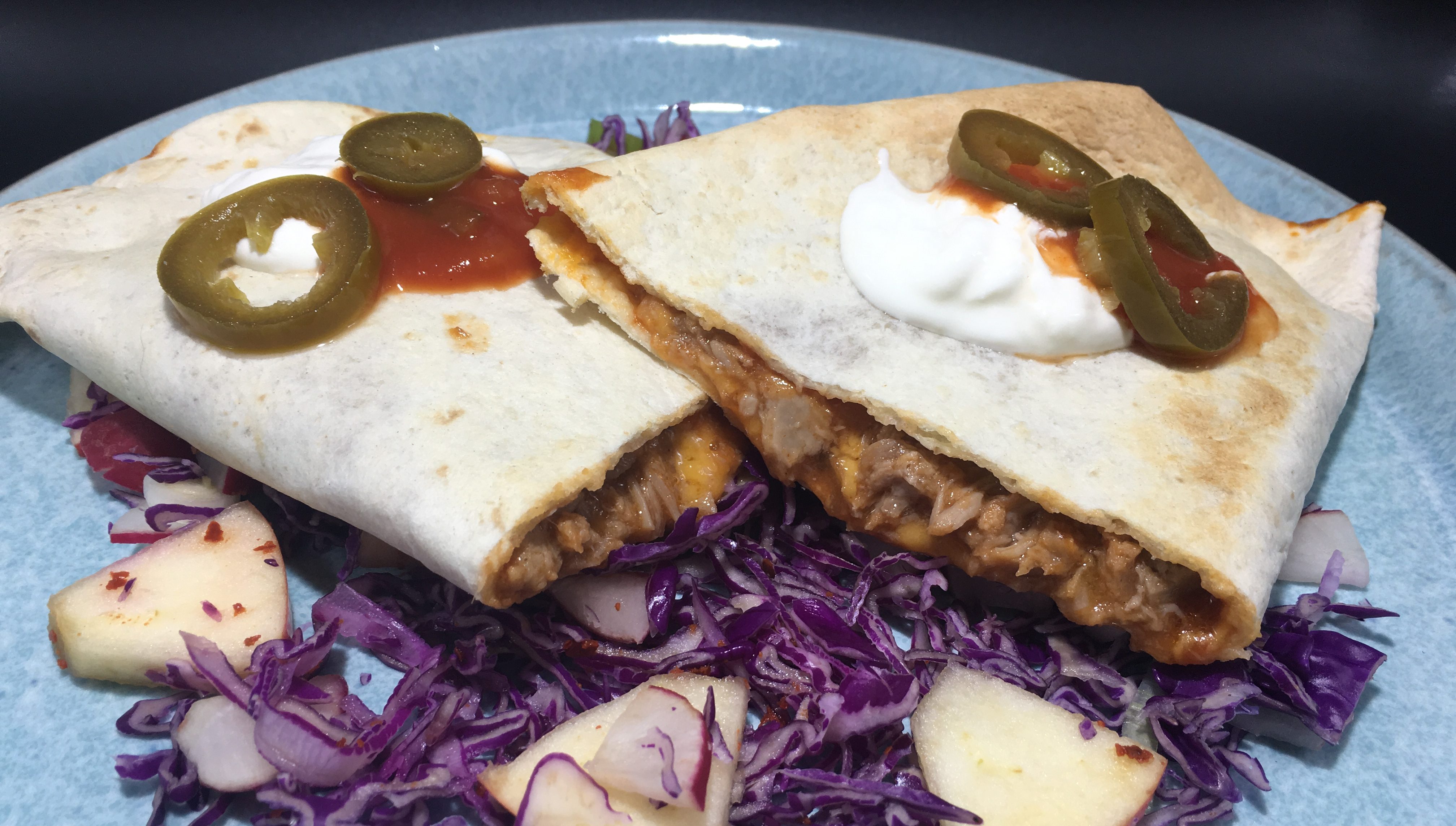 Quesadilla med pulled pork, salsa, cheddar og salat Airfryeropskrifter.dk