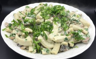 Cremet pastaret med steak, spinat, champignon, parmesan og rucola