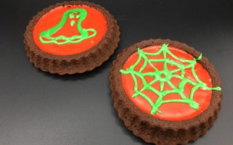 Halloween chokolade kager med glasur og dekoration