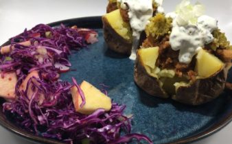 Fyldte kartofler med pulled pork, grøn relish og cremefraiche serveret med spidskålssalat