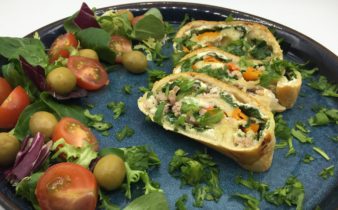 Stromboli med spinat, skinke, ricotta og grillede peberfrugter