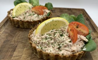 Nem og sund tunmousse i små rugbrødstærter