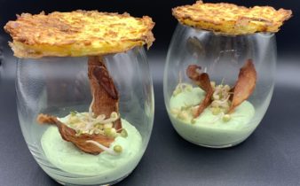 Kartoffel rösti med lufttørret skinke og bønnespirer i basilikumcreme