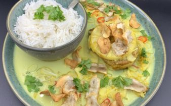 Koteletter i karry med ananas, æble, porrer, chili og jordskokke chips