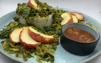 Spidskål i karry med hakket oksekød, spinat, chili, ingefær og æbler