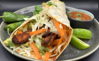 Spicy tortilla wraps med kylling, spidskål, avokado, lime og koriander dressing