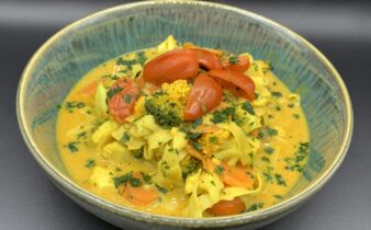 One pot nudler i karry med broccoli, gulerødder og blomkål