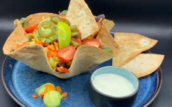 Hjemmelavet tortilla kurv med hakket oksekød, kidney bønner, majs, hvidløg og chili