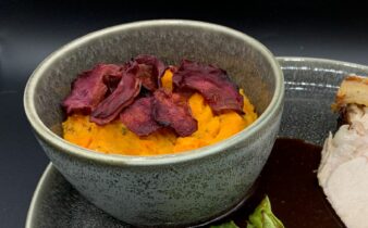 Bagt kartoffelmos med søde kartofler, gulerødder, rosmarin og rødbede chips