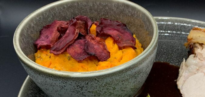 Bagt kartoffelmos med søde kartofler, gulerødder, rosmarin og rødbede chips