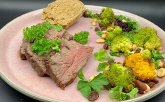 Cuvettesteg med smørbagte blomkål, persille og salatknas