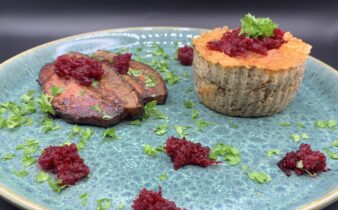 Rugbrøds tarteletter med æggekage, stegt flæsk, revet rødbede og persille