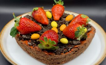 Brownie med jordbær, påskeæg og Oreos