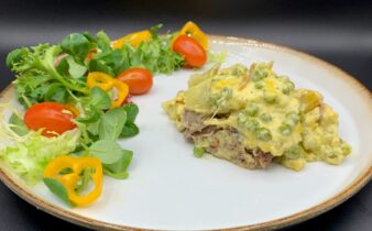 Bøf bearnaise i fad med hakket oksekød, kartofler og ærter