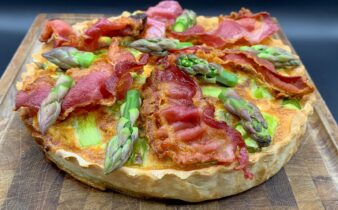 Tærte med grønne asparges, hytteost og parmesan serveret med bacon og tomater