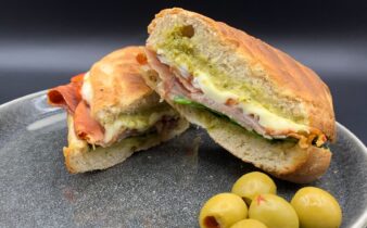 Hjemmelavede panini sandwich med parmaskinke, pesto, spinat og mozzarella