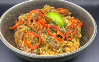 Thai gryde med oksekød, nudler, ingefær, peberfrugt, chili og spidskål