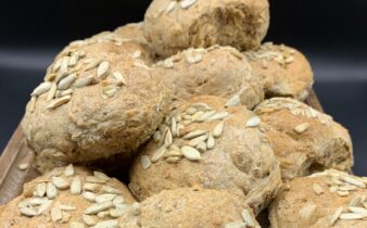 Øllebrødsboller – bag friske boller af rugbrødsrester