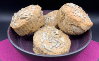 Nemme hurtige grahamsboller i muffinforme – uden æltning og hævning